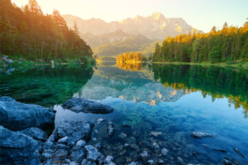 Traumhafter Sonnenaufgang am Bergsee Eibsee