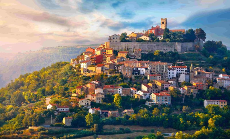 Die Stadt Motovun im Učka-Gebirge