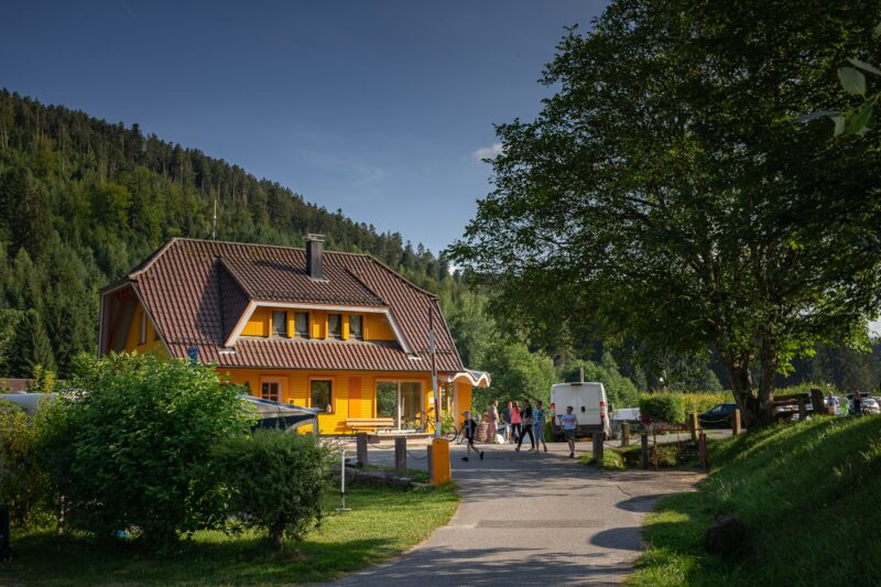 Neben den regionalen Weinsorten Müller-Thurgau und Spätburgunder steht zu dieser Jahreszeit auch für Äpfel und Kürbisse die Ernte an. Feinschmecker lassen sich entlang der Uferstraße saisonale Gerichte auf der Zunge zergehen, gönnen sich während der Fischwochen eine fangfrische Omega-3-Spritze oder nehmen im Rahmen des Genussherbstes an Verkostungen und Kochkursen teil. Hast du anschließend ein paar Kilos zu viel auf den Hüften, bietet sich ein Abstecher in die Berge oder den mittlerweile in seiner vollen Pracht erstrahlenden Schwarzwald an. Wir haben über 40 Campingplätze im Schwarzwald in unserer Datenbank. Welcher gefällt dir am besten? Jetzt entdecken Family-Resort Kleinenzhof