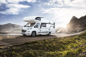 Alkovenbett im Wohnmobil für Erwachsene und Kinder