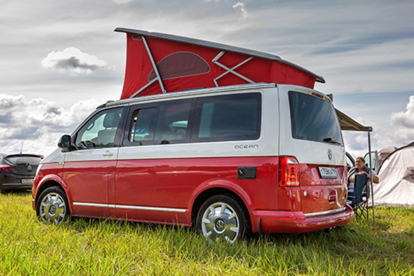 VW Caravelle красно белый