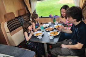 Yes we camp! 2026: Neue Staffel bei Kabel Eins startet mit Öko-Camping und FKK