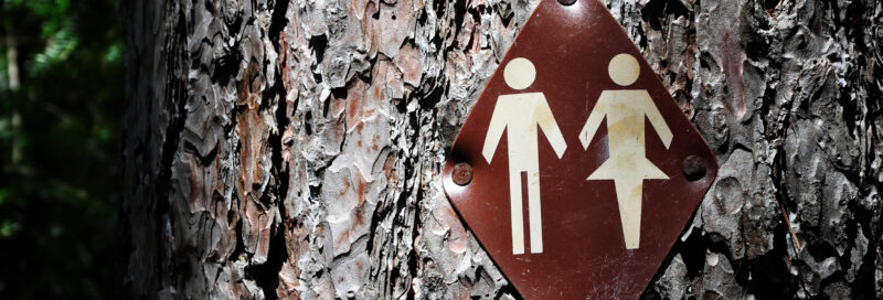 Ein Baum mit Toilettenzeichen in der Nähe vom Campingplatz