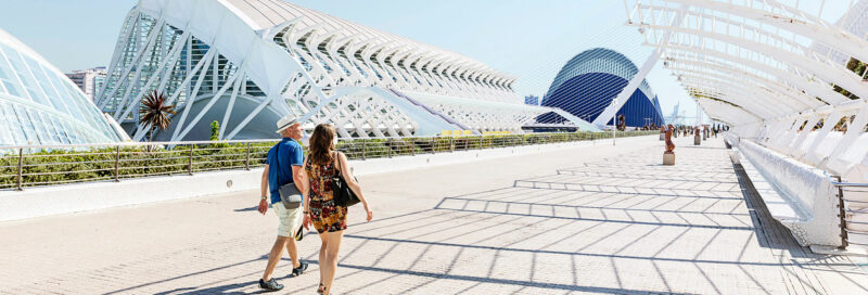 Vater und Tochter besichtigen Ciudad de las Artes in Valencia