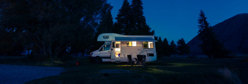 Ein Wohnmobil bei Nacht auf dem Campingplatz