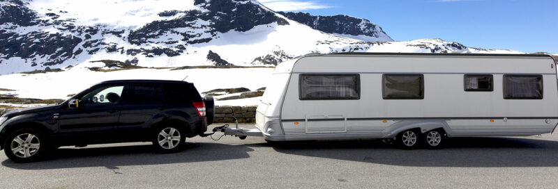 Wohnwagengespann mit Abreisseil auf dem Alpenpass