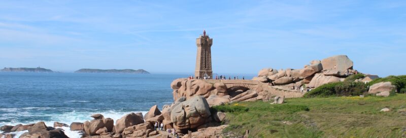 Ein Turm an der rosa Granitküste in der Bretagne.