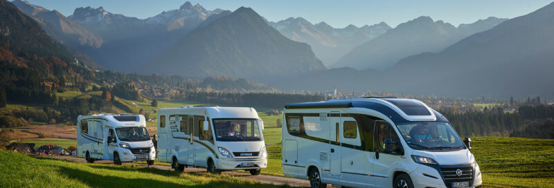 Wohnmobile der Marke Hymer und Etrusco auf der Landstrasse