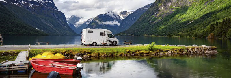 wohnmobil-auf-landzunge-im-fjord