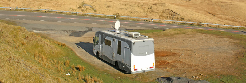 Wohnmobil mit Satellitenanlage auf dem Dach