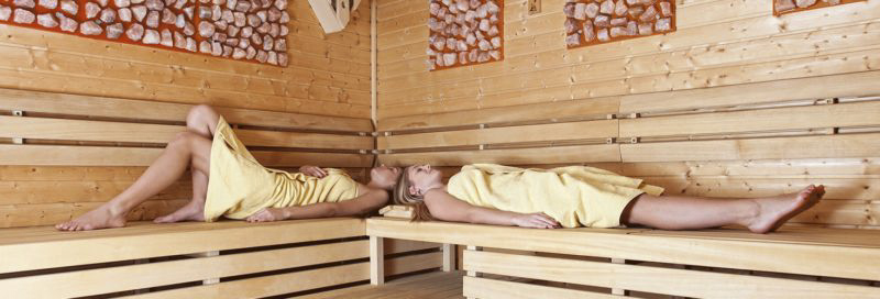 header-zwei-damen-liegen-in-einer-sauna