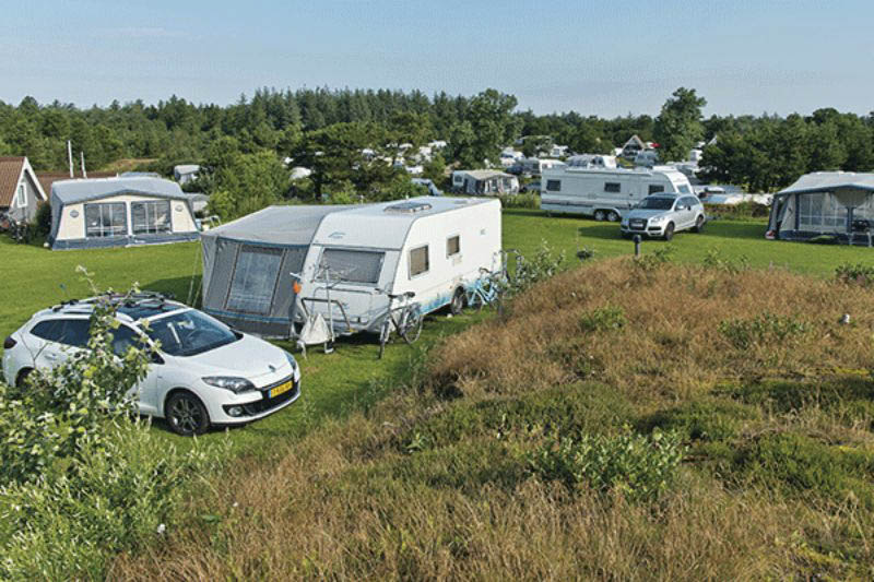 Familien Camping Nymindegab Wohnwagen und Wohnmobile auf dem Stellplatz vom Campingplatz auf grüner Wiese