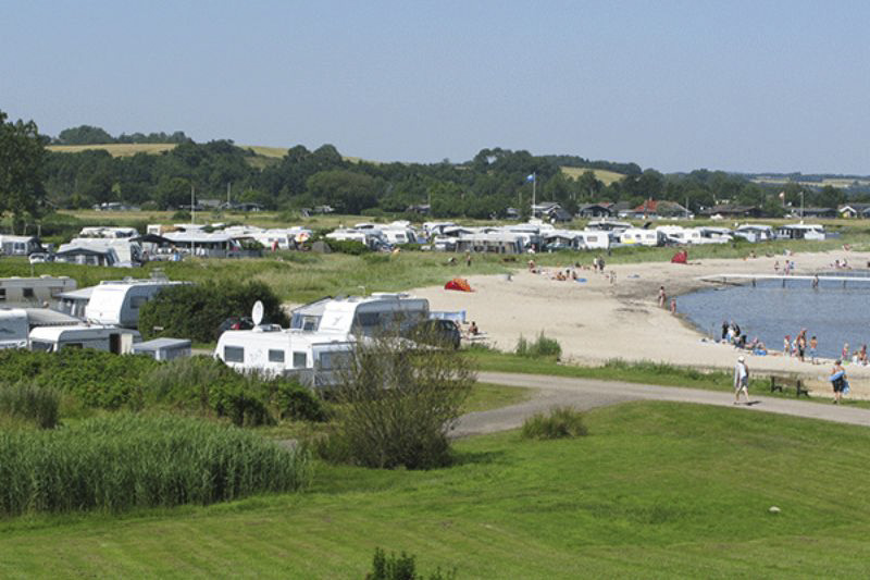 Vikar Strand Camping Wohnwagenstellplaetze im Grünen auf dem Campingplatz mit Blick auf das Meer