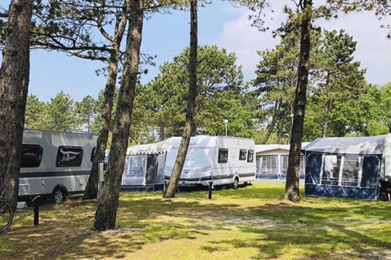 Ebeltoft Strand Camping Stellplatz vom Campingplatz zwischen Bäumen