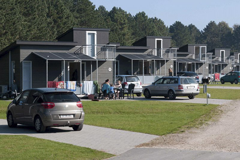 Feddet-Strand Camping Feriepark Mobilheime mit Terrasse im Grünen auf dem Campingplatz
