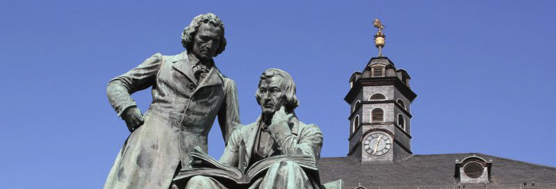 In Hanau thront die Statue der Gebrüder Grimm über dem Neustädter Marktplatz.