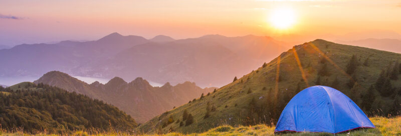 Wildcampen im Zelt vor Bergpanorama