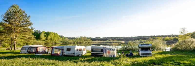 Wohnmobile und Wohnwagen auf dem Campingplatz am See