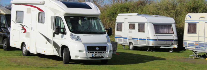 Wohnwagen und Wohnmobil auf dem Campingplatz