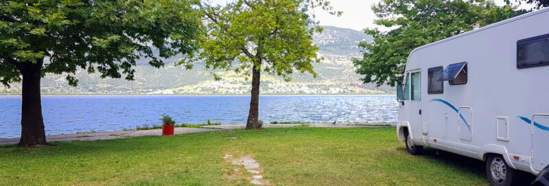 Wohnwagen auf dem Campingplatz am See