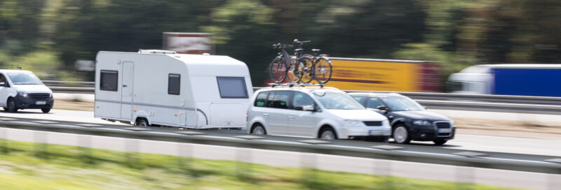 Wohnwagen auf der Autobahn