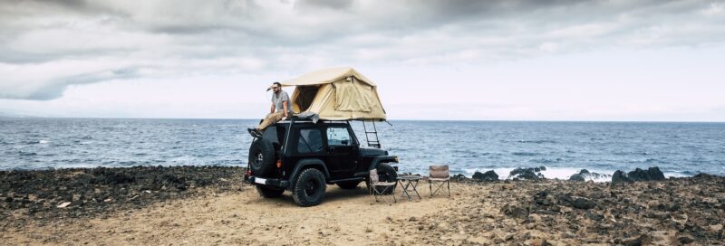 Camper mit Jeep