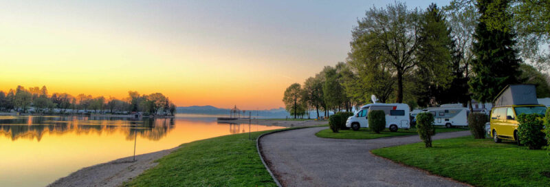 Wohnmobil auf dem Campingplatz am See