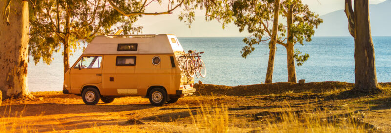 Camper Van auf dem Campingplatz am Meer