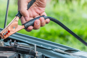 Starthilfe geben – So überbrückst du die Autobatterie