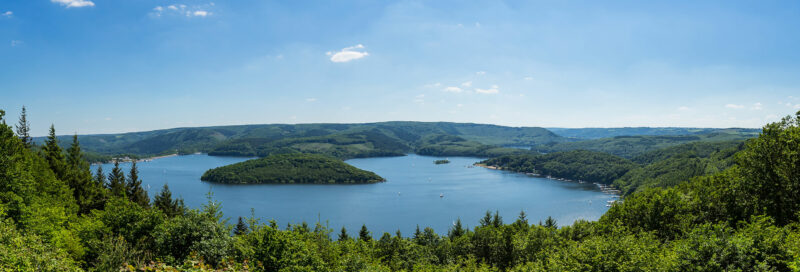 Panorama mit Blick auf den Rursee in der Eifel