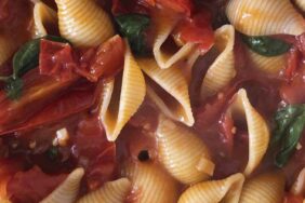 PiNCAMP kocht: Feurige Conchiglie mit Tomatensugo