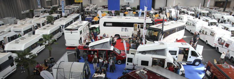 Besucher auf der caravan-Messe in Freiburg.