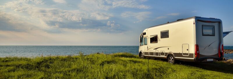 Wohnmobil am See auf dem Campingplatz