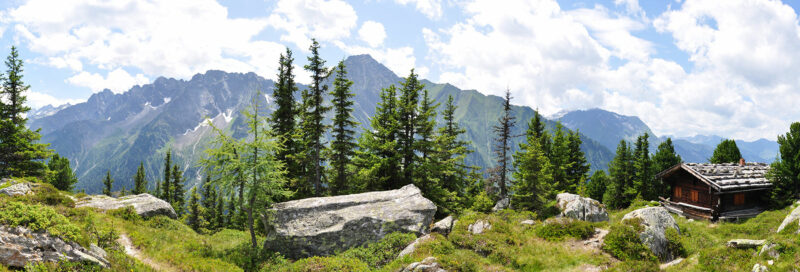 Das Alpenpanorama mit Holzütte in der Nähe vom Campingplatz