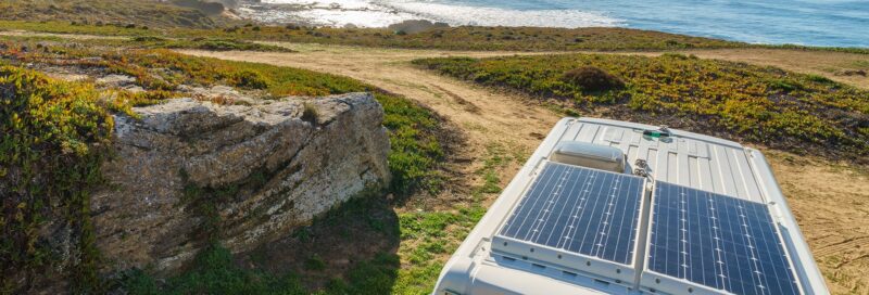 Solaranlage auf dem Dach von einem Wohnmobil am Meer