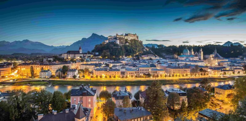 Salzburger Stadtpanorama während der blauen Stunde, Österreich