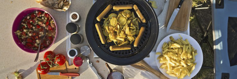 Zubereitetes Abendessen auf Campingtisch