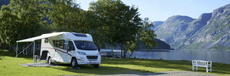 Wohnmobil auf einem Campingplatz am Bergsee