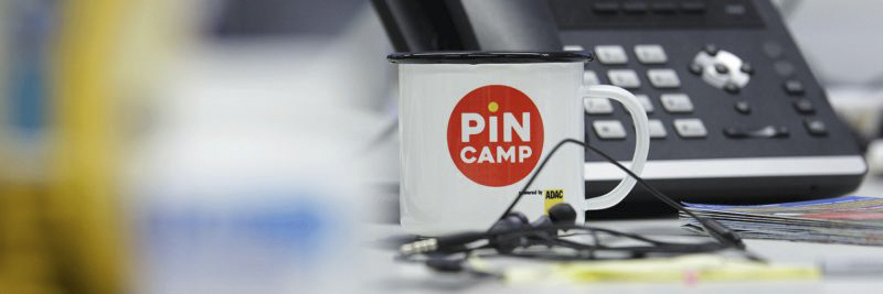 Camping Tasse mit PiNCAMP Aufdruck im PiNCAMP-Büro