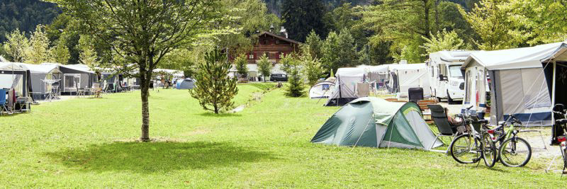 Überblick über einen Campingplatz im Gebirge
