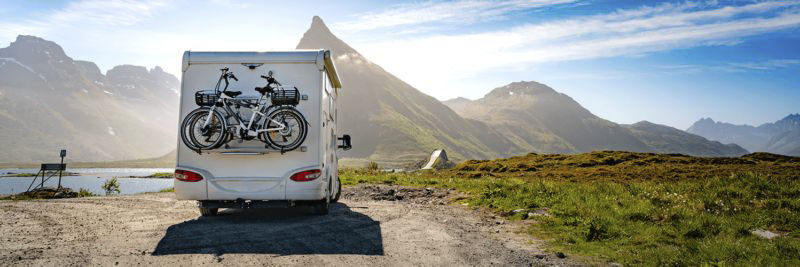 Wohnmobil vor wunderschönem Bergpanorama