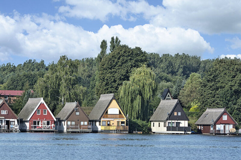 Kleine Häuser auf einem See an der Mecklenburgischen Seenplatte