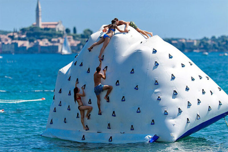 Wassertrampolin im Meer