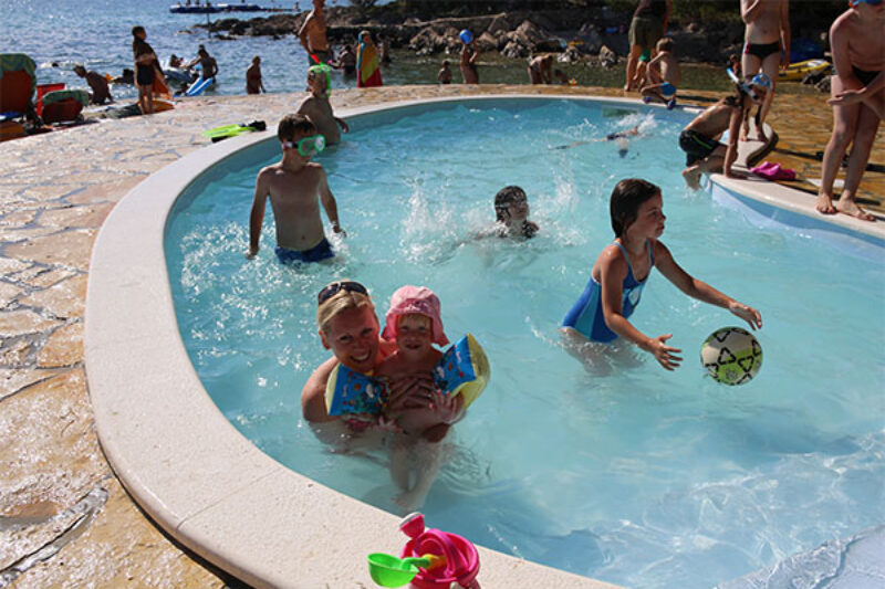 planschende Kinder im Pool