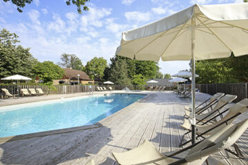 Pool mit Sonnenschirmen und Liegestühlen auf dem Campingplatz Camping de l'Ill - Colmar