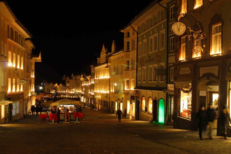 Marktstraße in Bad Tölz bei Nacht