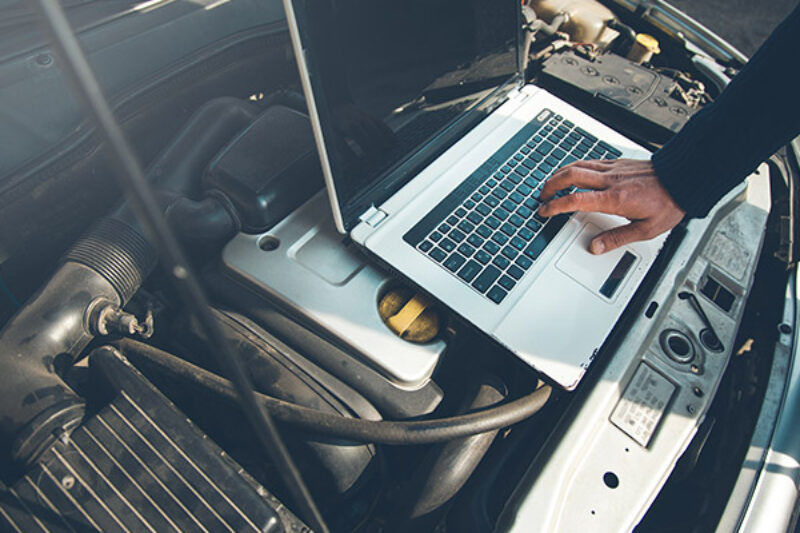 Laptop auf einem Motor zur Überprüfung