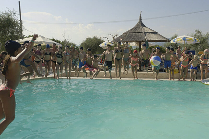 Kinder am Pool vom Campingplatz auf Camping Villaggio Cerquestra