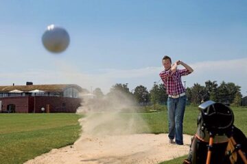 Ein Golfer auf dem Campingplatz Marveld Recreatie