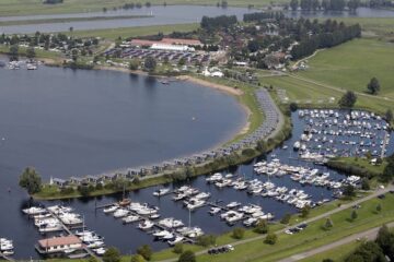 Luftaufnahme vom Vakantiepark Eiland van Maurik mitsamt Booten